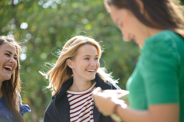 drei Studierende lachen 