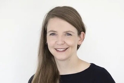 Portrait von Corina Aguilar-Raab. Sie trägt ein schwarzes Oberteil.
