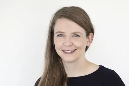 Portrait von Corina Aguilar-Raab. Sie trägt ein schwarzes Oberteil.