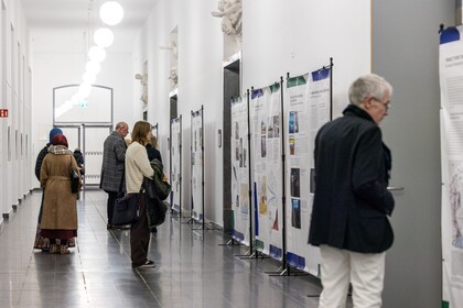 Menschen stehen im Ausstellungsflur und schauen sich die Präsentation an.