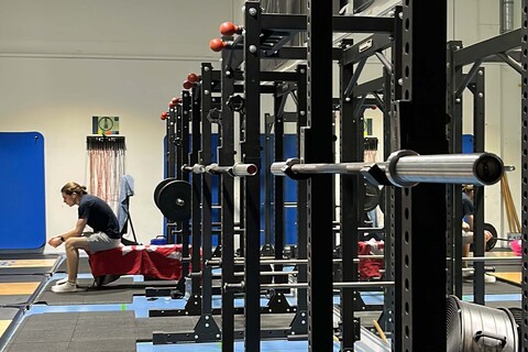 Langhantelstationen im 55 CrossGym Studio