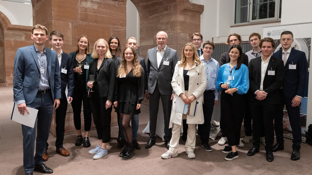 Gruppenbild mit Stipendiat*innen und Dr. Josef Zimmermann, Vorsitzender der Freunde der Universität Mannheim