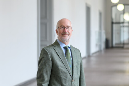 Portraitfoto von Jochen Taupitz. Er trägt ein hellblaues Hemd, eine salbeigrüne Krawatte und ein salbeigrünes Sakko.