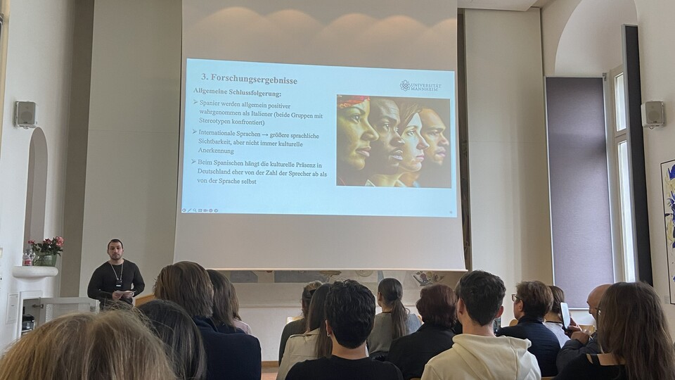 Nicola Lombardi bei seiner Präsentation seines Forschungsprojektes zur Wahrnehmung von Italienisch und Spanisch als Migrationssprachen in Deutschland