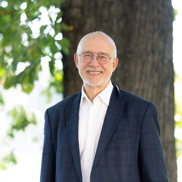 Prof. Dr. Thomas Puhl. Er lächelt freundlich, trägt eine Brille und ein dunkelblaues Jackett. 