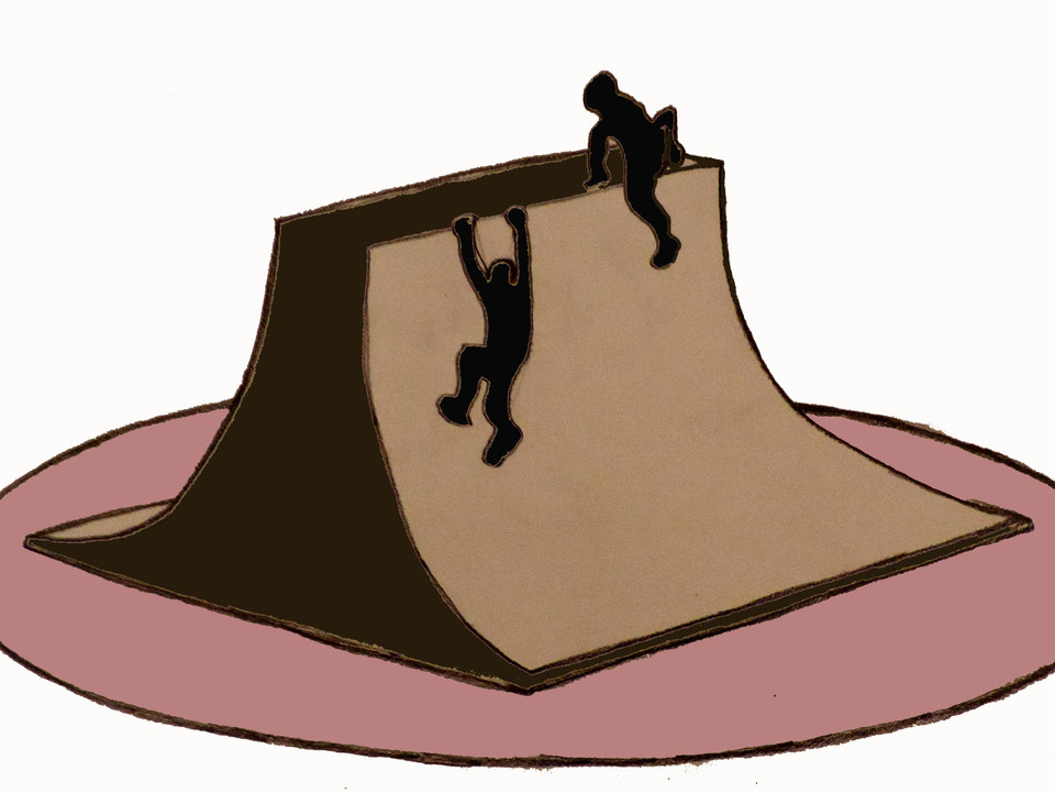 Eine Skateboardrampe, auf die zwei Personen hinaufklettern.