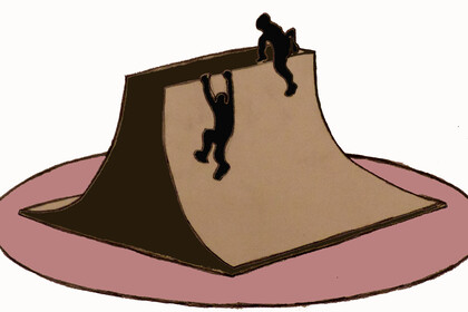Eine Skateboardrampe, auf die zwei Personen hinaufklettern.