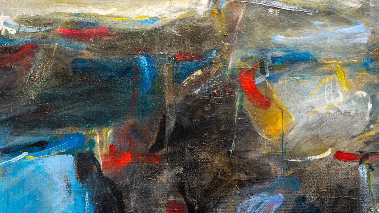 Eingezoomter Ausschnitt eines abstrakten Gemäldes mit grau-braunem Unterton und blau, rot und gelben Akzenten.
