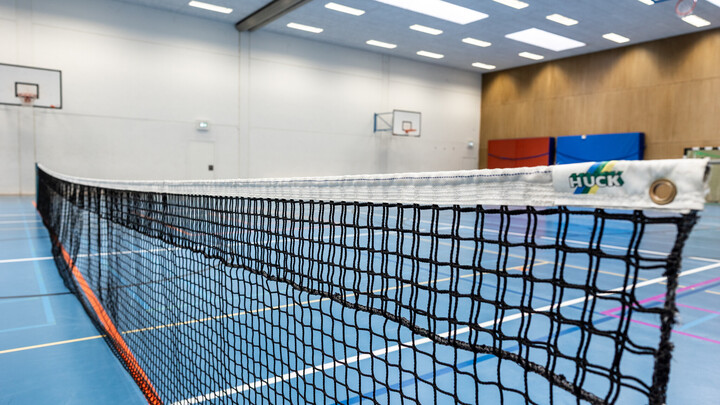 Nahaufnahme eines Tennisnetzes in einer Sporthalle