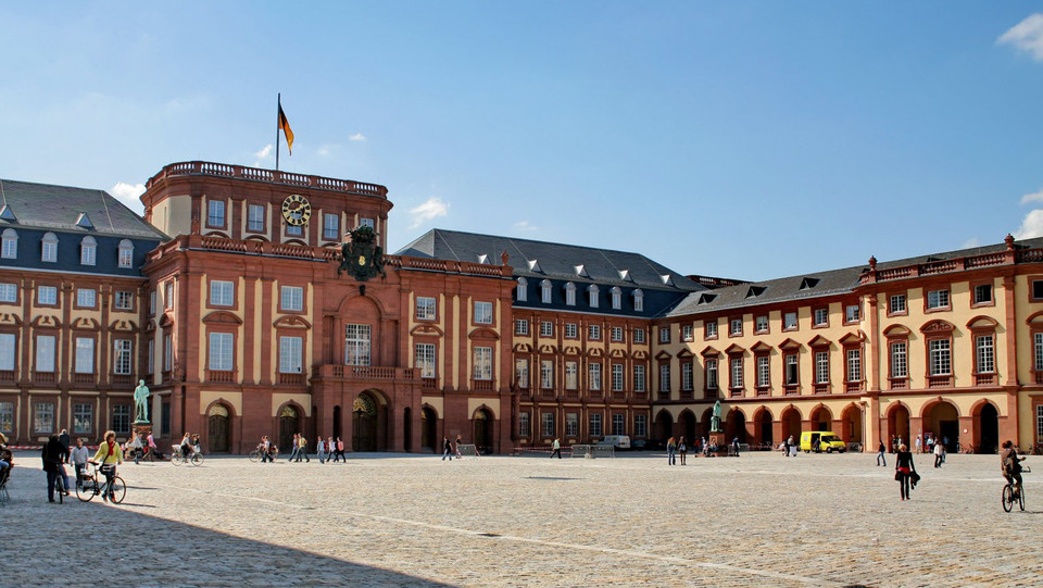 Anna Logue Bild zeigt Schlosshof Mittelbau und Studierende