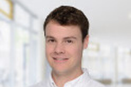 Portrait von Matthias Meier. Er trägt ein weißes Hemd.