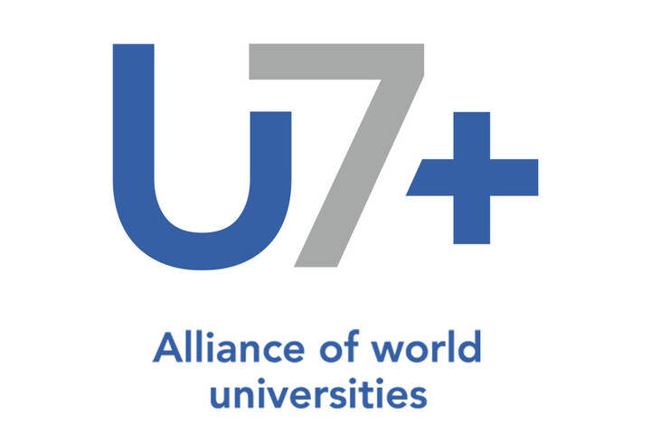 Weiße Grafik mit der grau-blauen Aufschrift "U7+ Alliance of world universities"