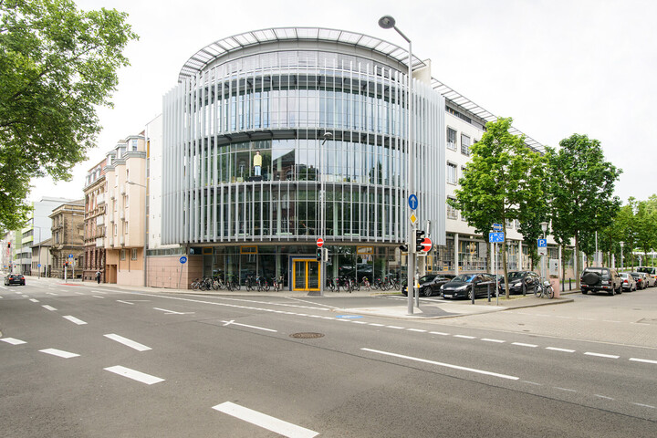 Frontal view of the economics building at the University of Mannheim.