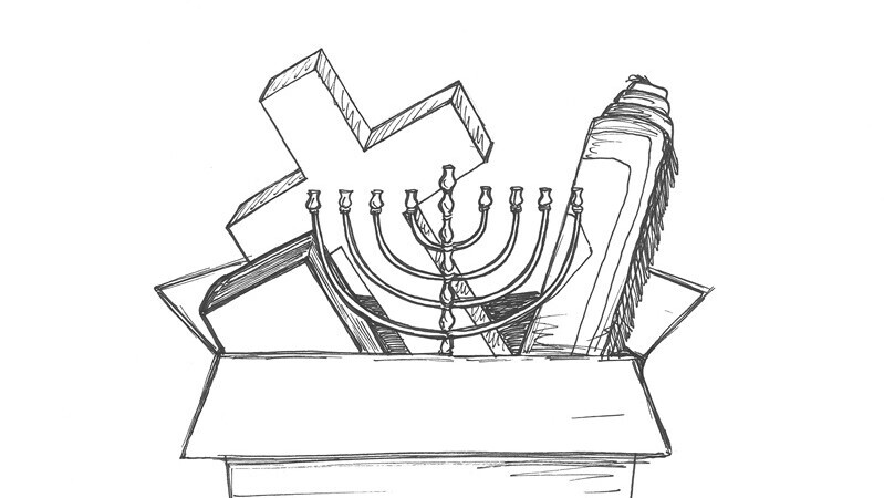 Eine Bleistiftzeichnung zeigt einen Karton, aus dem Glaubenssymbole wie ein Kreuz, ein siebnarmiger Leuchter, eine Thora und eine Bibel herausragen.
