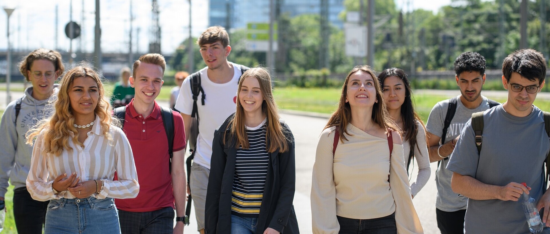 Eine Gruppe von Studierenden spaziert lachend über den Mannheimer Campus. Link: News CHE-Ranking 2023