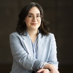 Frau Golareh Khalilpour Foto