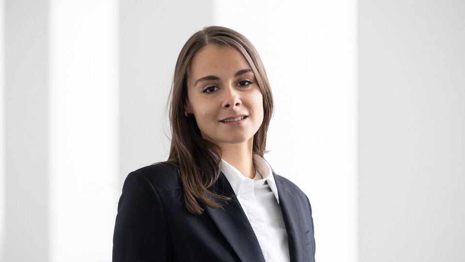 Yasmin Kuhlmann trägt ein weißes Shirt und einen schwarzen Blazer.