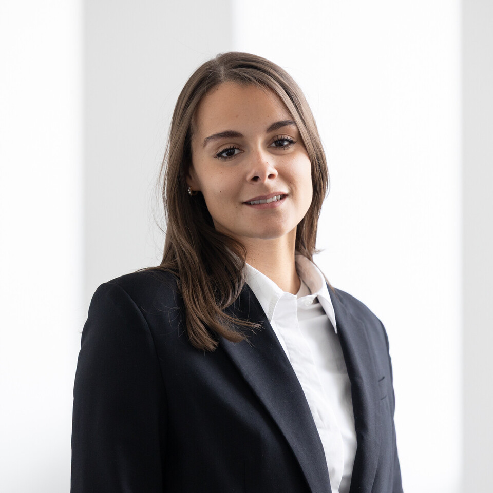 Yasmin Kuhlmann trägt ein weißes Shirt und einen schwarzen Blazer.