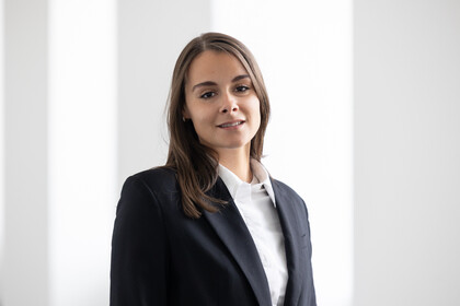 Yasmin Kuhlmann trägt ein weißes Shirt und einen schwarzen Blazer.