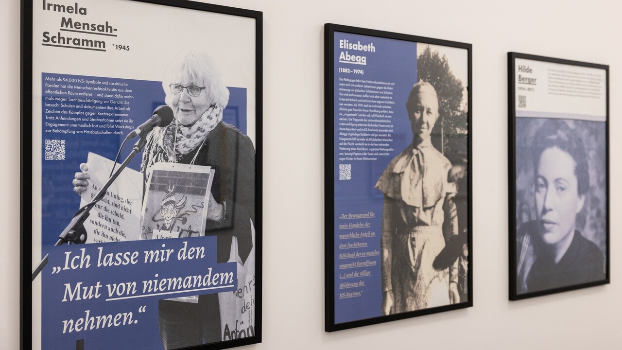 Ausstellungstafel mit Porträts von drei Frauen und begleitenden Informationstexten.