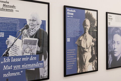 Ausstellungstafel mit Porträts von drei Frauen und begleitenden Informationstexten.