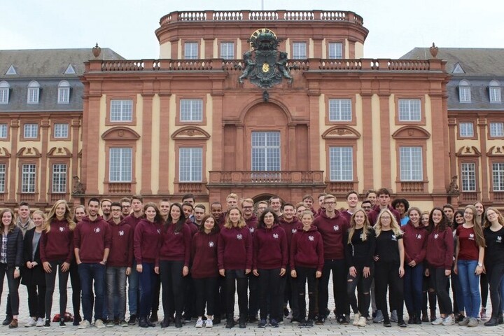 Viele Studierende der Fachschaft Volkswirtschaftslehre