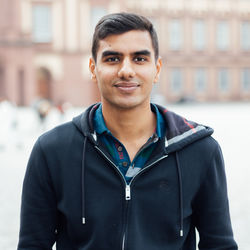 Ein Porträtfoto von Rohit Gupta. Er lächelt, trägt schwarze, kurze Haare und eine dunkelblaue Sweatshirtjacke.
