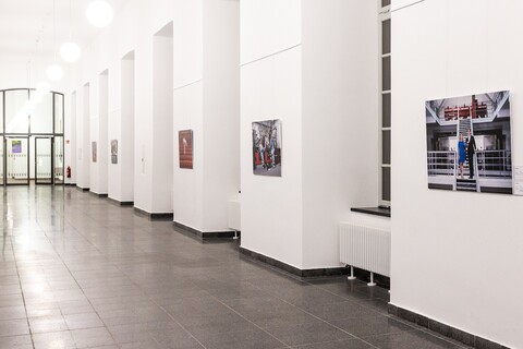 In einem Flur hängen Bilder an der Wand.