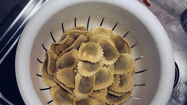 concentration calories Ravioli in einer Schüssel in einem Spülbecken.