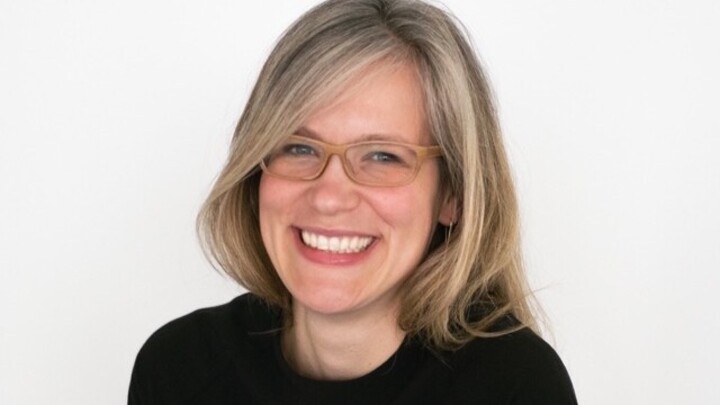 Jutta_Mata_alt Portrait von Jutta Mata. Sie trägt einen schwarzen Pullover und lächelt.