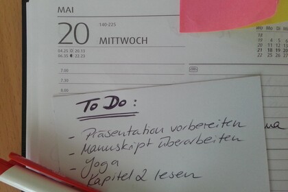 Ausschnitt eines Kalenders mit einem To Do Zettel (u.a. Präsentation vorbereiten).