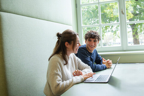 Gruppe von Studierenden sitzt im Learning Center an einem Tisch.