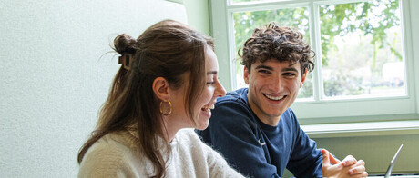 Gruppe von Studierenden sitzt im Learning Center an einem Tisch.