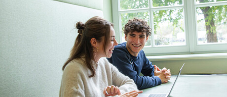 Gruppe von Studierenden sitzt im Learning Center an einem Tisch.