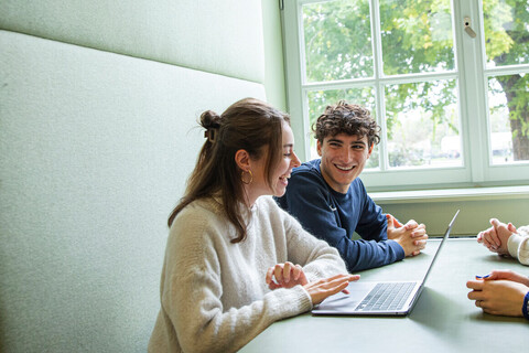 Gruppe von Studierenden sitzt im Learning Center an einem Tisch.