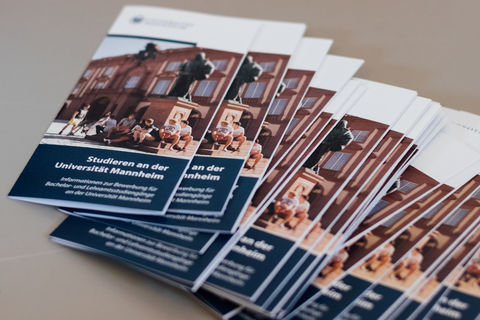 Stapel mit Broschüren mit der Aufschrift "Studieren an der Universität Mannheim"