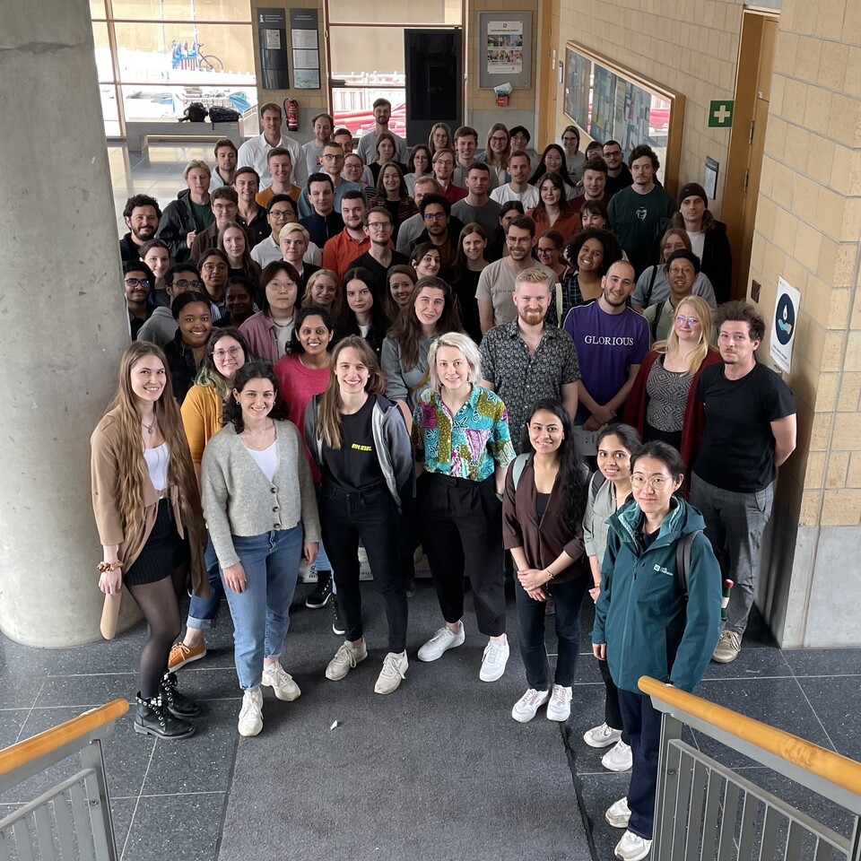 Gruppenfoto der Teilnehmenden im Foyer in B6