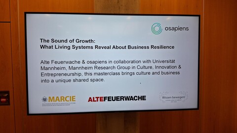 Powerpoint-Folie mit dem Titel: "The Sound of Growth: What Living Systems Reveal About Business Resilience"