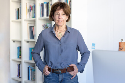 Portrait von Michaela Wänke. Sie trägt eine blaugraue Bluse.