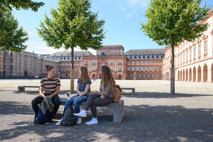 Campusleben, Studierende am Ehrenhof, Studierende
