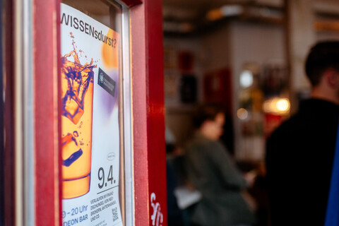 Die Eingangstür der Odeon-Bar. Auf der Tür erkennt man das Plakat zu der WISSENsdurst Veranstaltung.