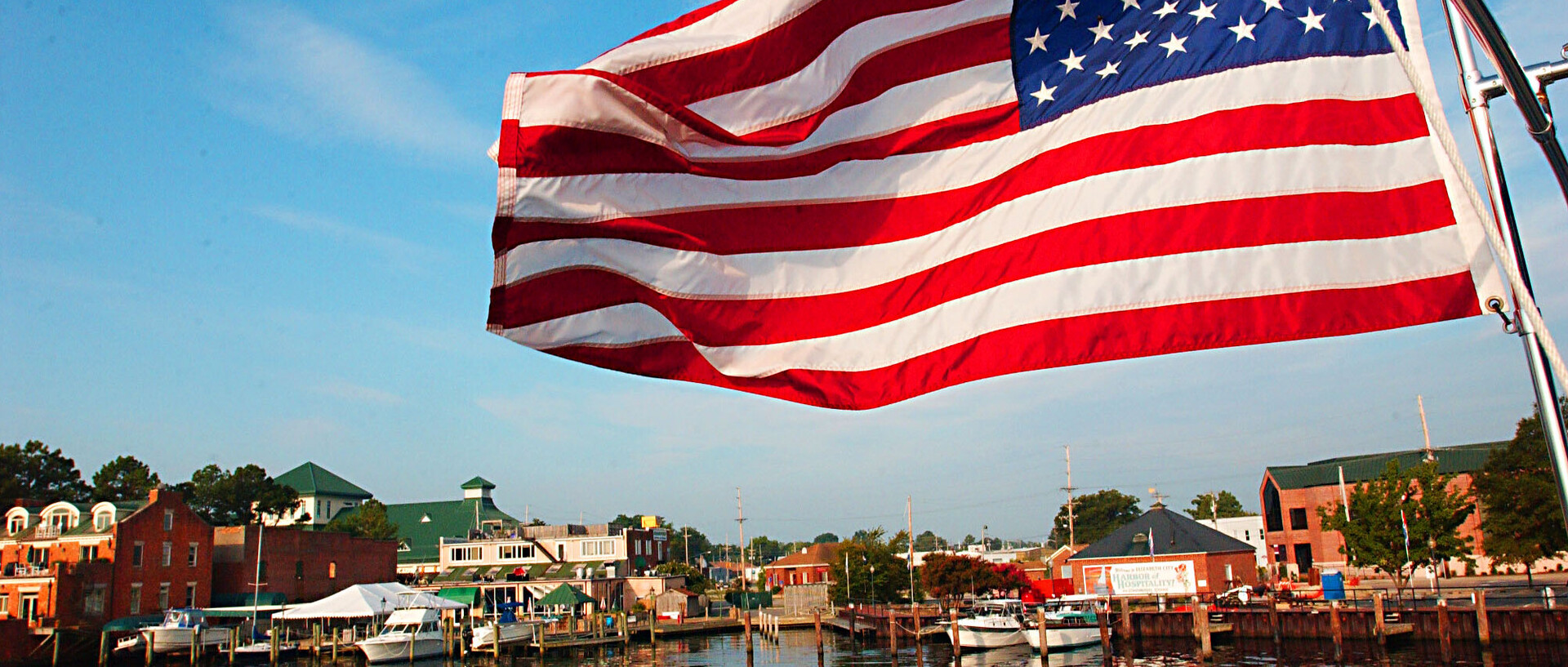 Skyline von Elizabeth City mit amerikanischer Flagge im Vordergrund