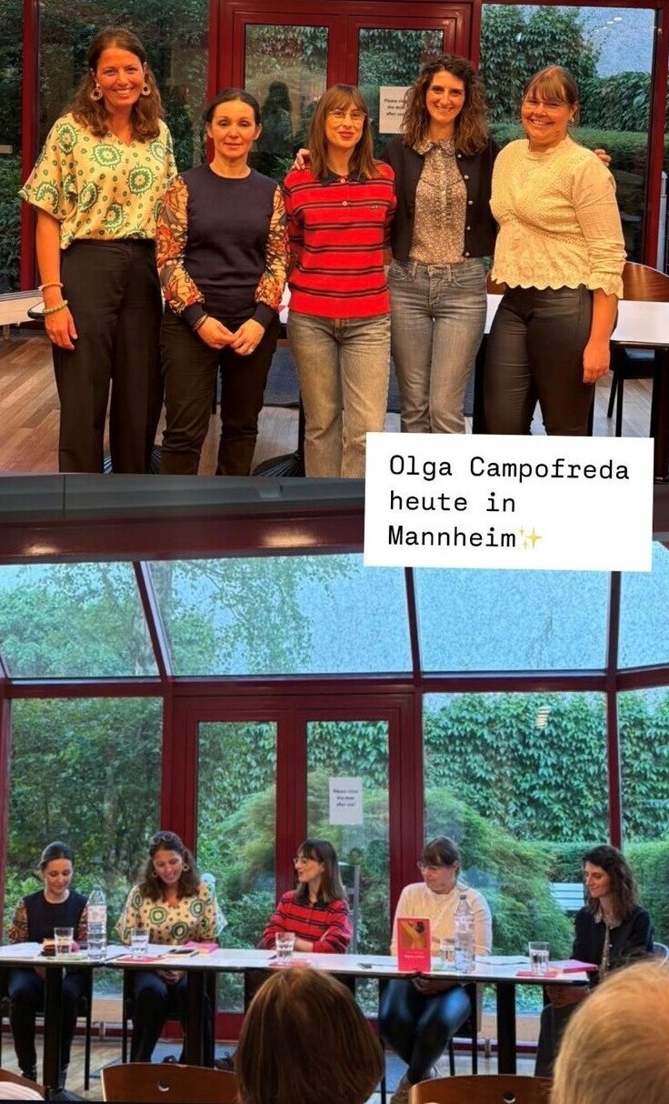Das erste Foto zeigt die Mitarbeiterinnen des Romanischen Seminars, Abteilung Italianistik, lächeln mit Autorin Olga Campofreda in die Kamera. Zweites Foto zeigt die Frauen während der Lesung an einem langen Tisch vor dem Publikum.