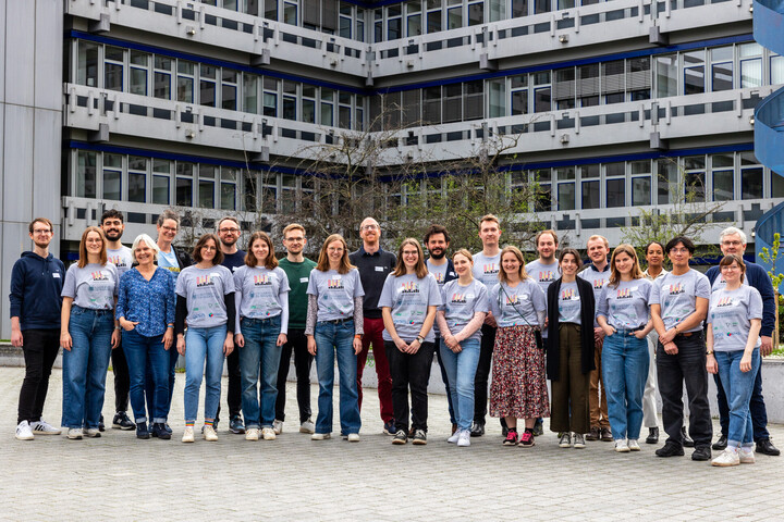 Das DataFest Orga Team vor dem A6 Gebäude