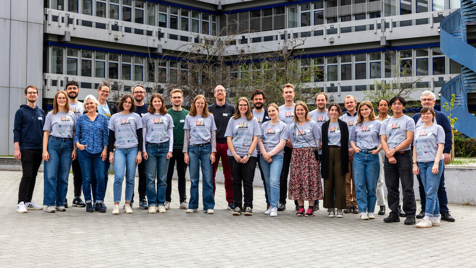 Das Organisationsteam des DataFests (etwa 25 Personen) vor dem A6-Gebäude der Uni. Einige tragen das graue DataFest 2024 T-Shirt
