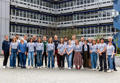 Das Organisationsteam des DataFests (etwa 25 Personen) vor dem A6-Gebäude der Uni. Einige tragen das graue DataFest 2024 T-Shirt