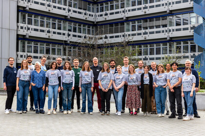 Das Organisationsteam des DataFests (etwa 25 Personen) vor dem A6-Gebäude der Uni. Einige tragen das graue DataFest 2024 T-Shirt