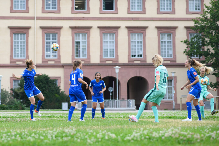 Sechs Fußballerinnen spielen auf der Mensawiese mit ein paar Fußbällen.