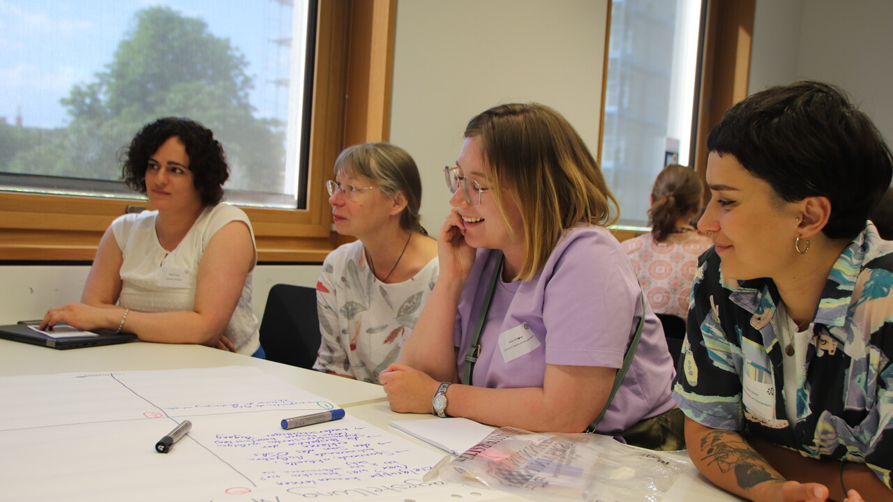 Vier Zuhörerinnen bei einem Vortrag