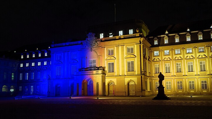 Das Mannheimer Barockschloss wird in blau und gelb angeleuchtet. 